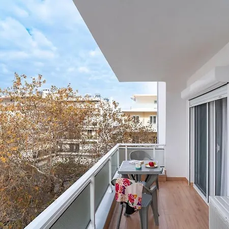 'core' Modern Living Apartment, Rhodes Center *