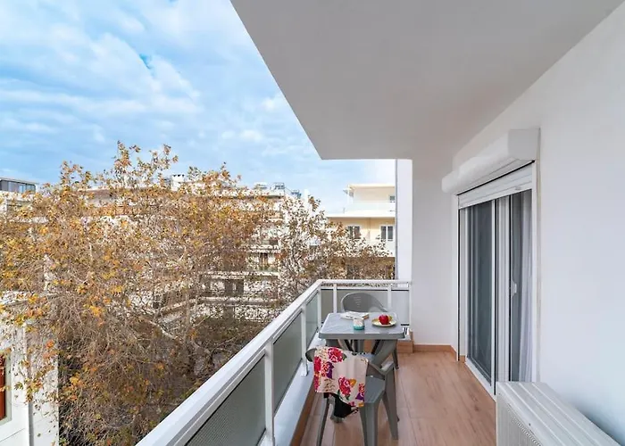 'core' Modern Living Apartment, Rhodes Center *